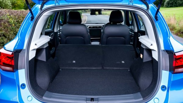 Този модел дава солиденпринос за растежа на MG, марка на китайския Saic Motors. MG ZS  също има електрически вариант и може да се похвали с размери, които го доближават до SUV от C-сегмент: дължина 432 см, ширина 181 см, височина 165 см, междуосие 258 см. 

Капацитет на багажника: декларирани 448 литра, които нарастват до 470 за електрическия вариант. При сгъната задна седалка цифрите скачат съответно до 1375 и 1166. Входното ниво Comfort се продава за 17 540 евро на европейските пазари.